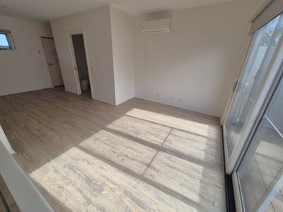 Room 9 / 98 Commercial Road , Footscray