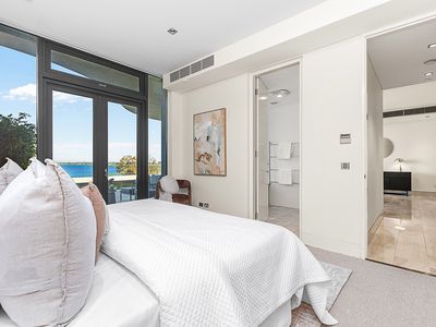1 / 8 Mounts Bay Road, Crawley