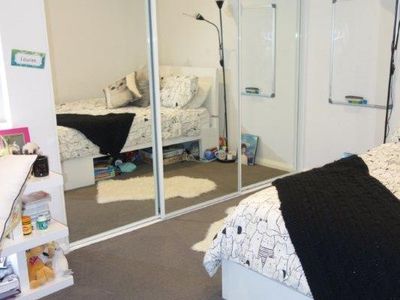 1/3 Leeder Street, Glendalough