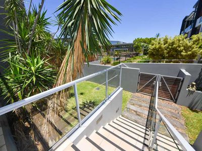 20 / 43 Love, Bulimba