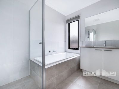 6 Gordal Court, Lynbrook