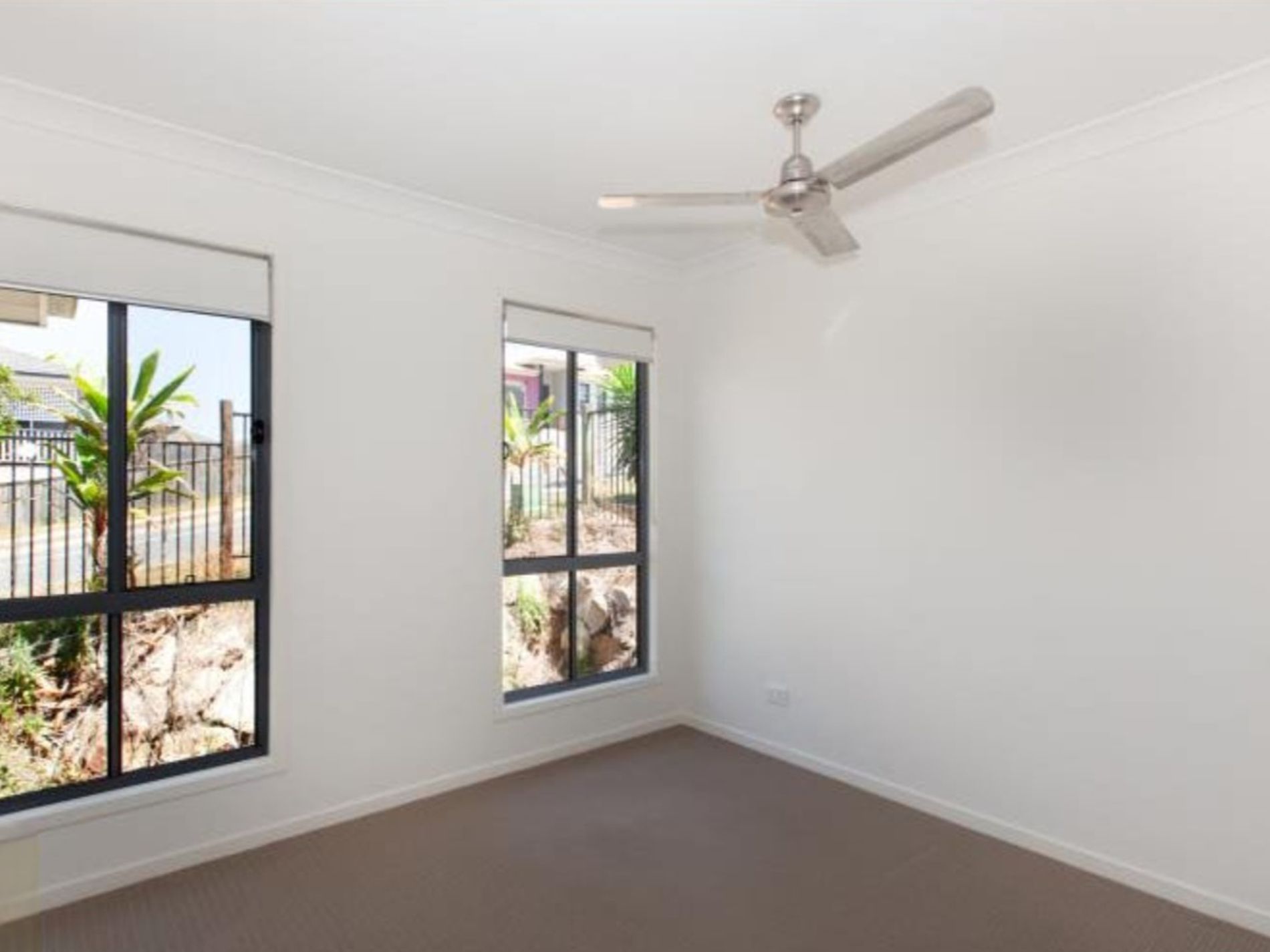 15 OPPERMAN DRIVE, Springfield Lakes