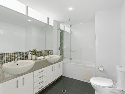 27 / 136  Marine Parade, Southport