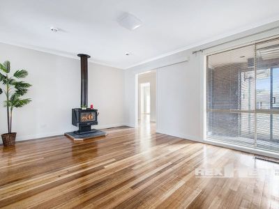 6 Thomas Crescent, Cranbourne