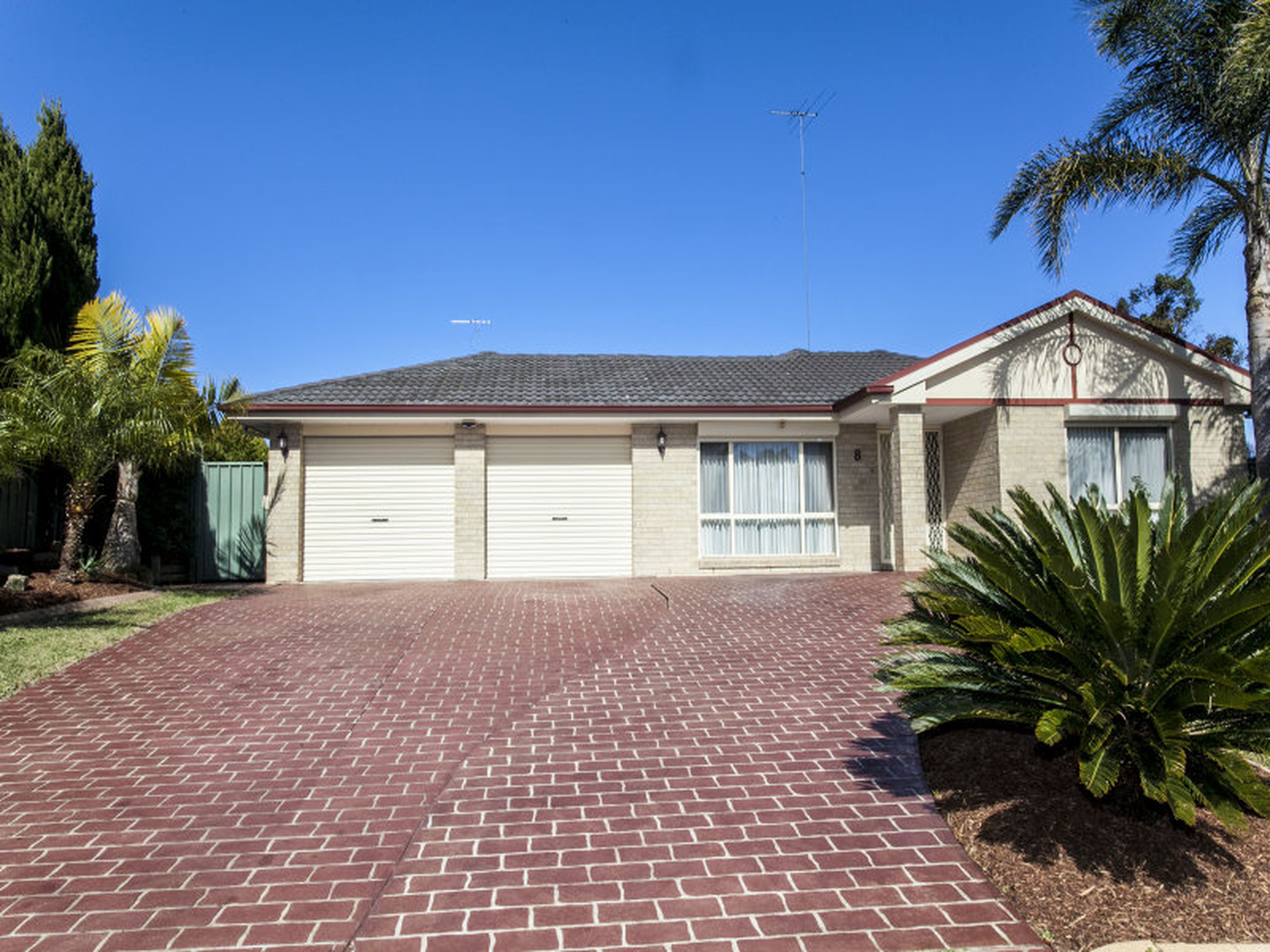 8 Laguna Drive, GLENMORE PARK