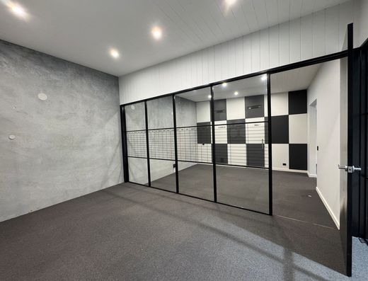 Super stylish, modern fitout - move in and go!