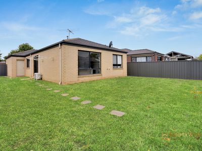 8 Gunyong Crescent, Manor Lakes