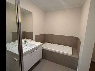 76 Buckingham Boulevard, Strathtulloh