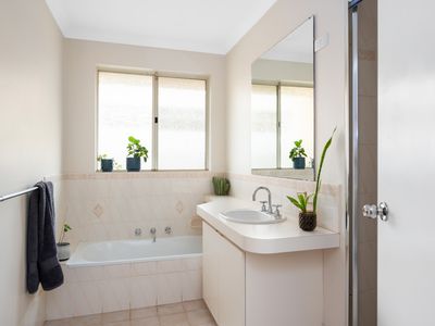 2 / 4 Nepean Grove, Hannans