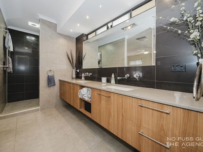 32 Carr Crescent, Warwick