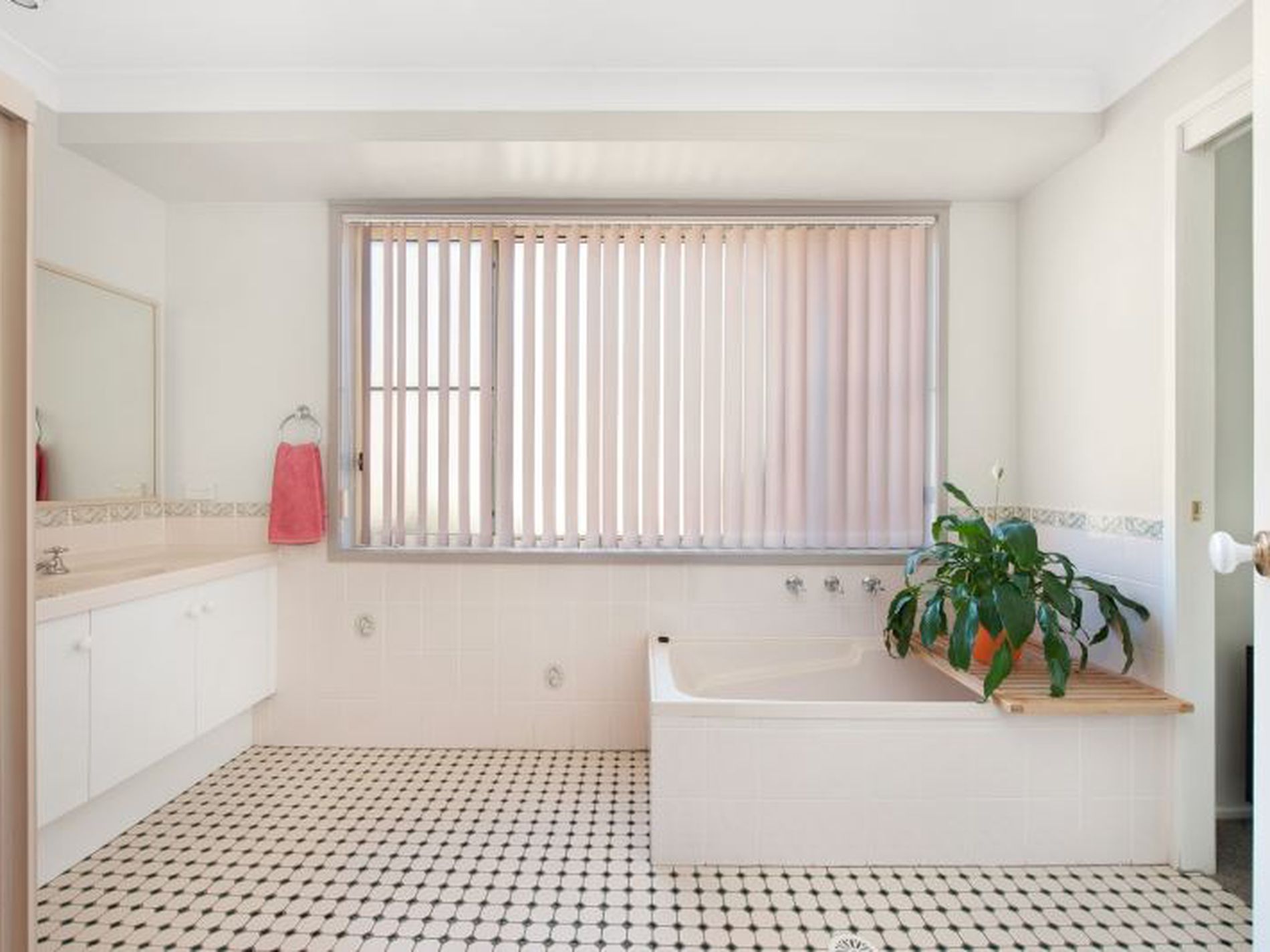 98 Leo Drive, Narrawallee