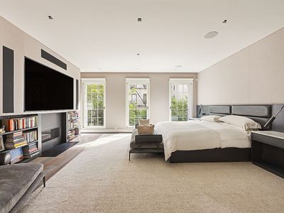 146 Waverly Place, New York, NY 10014, International