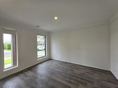 32 Laurence Way, Tarneit