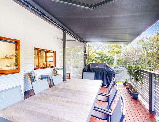 Renovated Queenslander - A Minute Walk to the Lake image 4