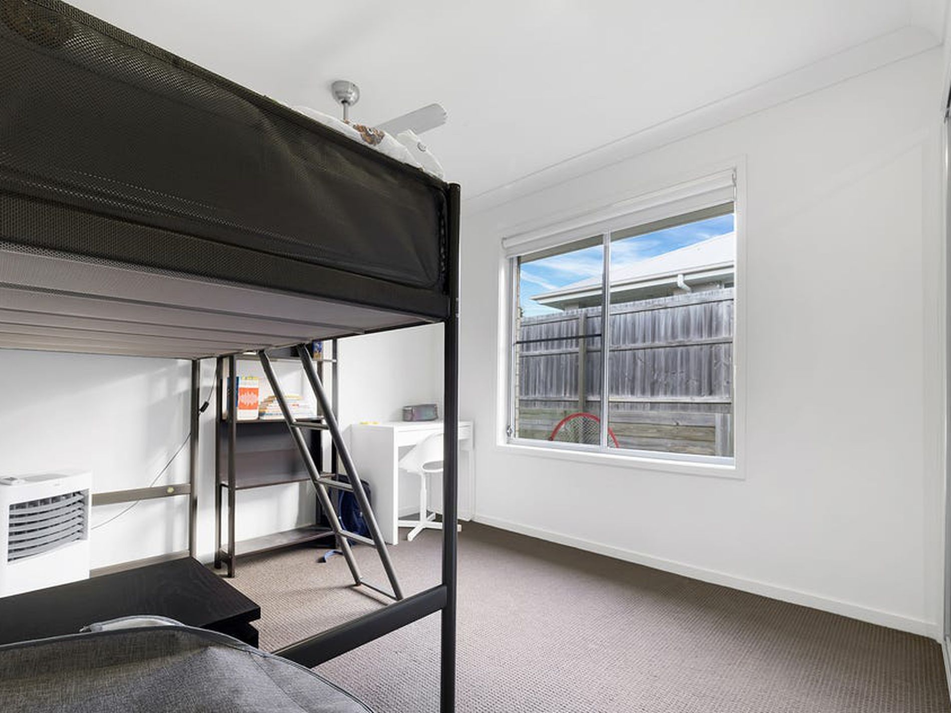10 DANDELION DRIVE, Springfield Lakes