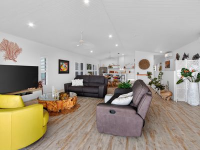 8 Blackcurrant Drive, Hideaway Bay