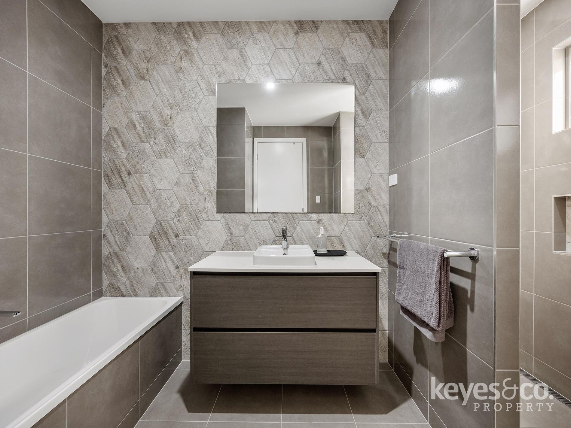 20 Creekside Parade, Julago
