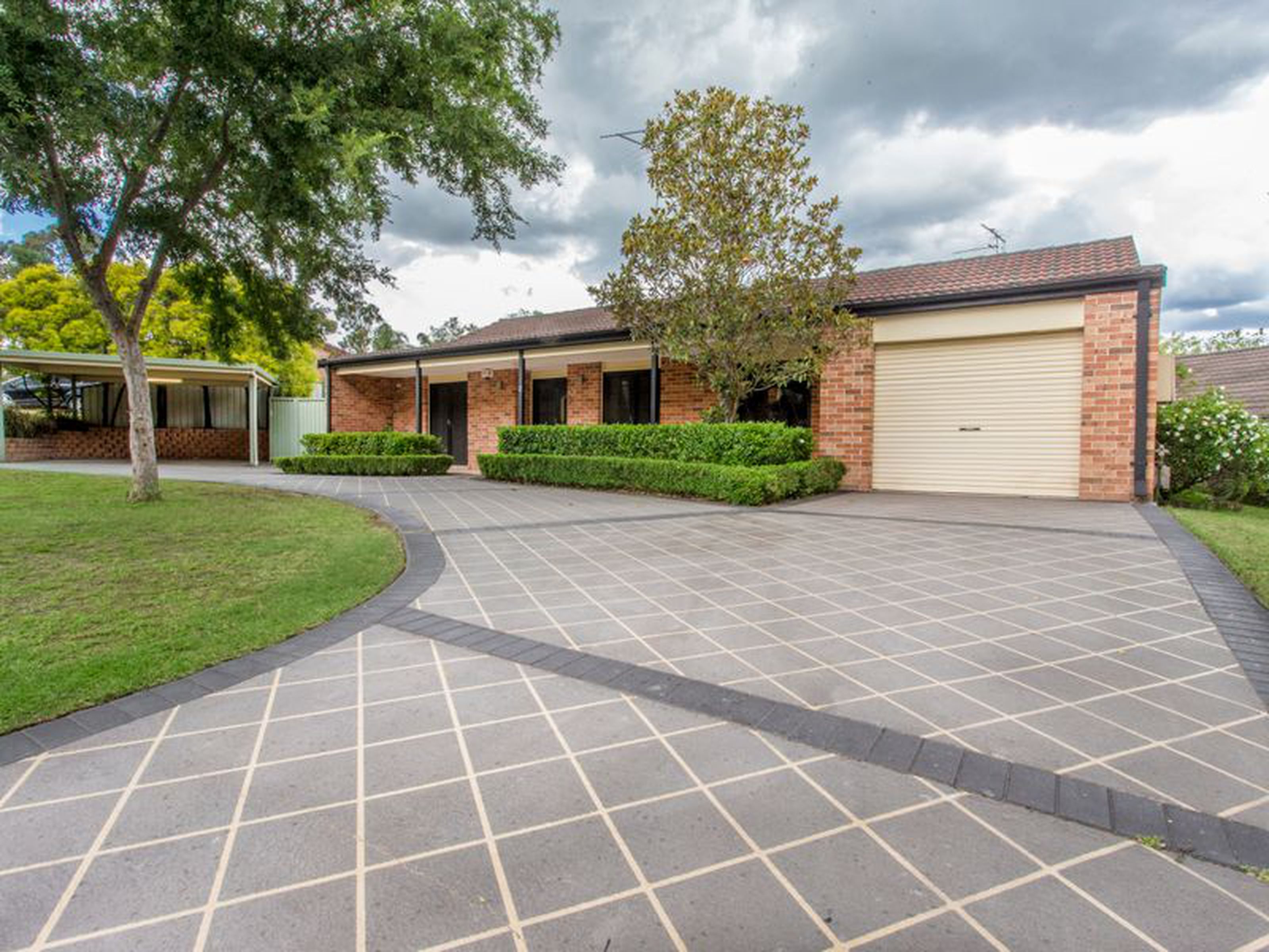 2 Kenneth Slessor Drive, GLENMORE PARK
