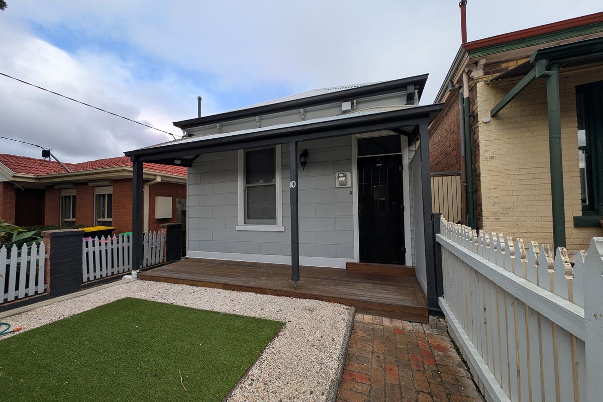 Immaculate single front just moments to Sydney Road transport and shopping.