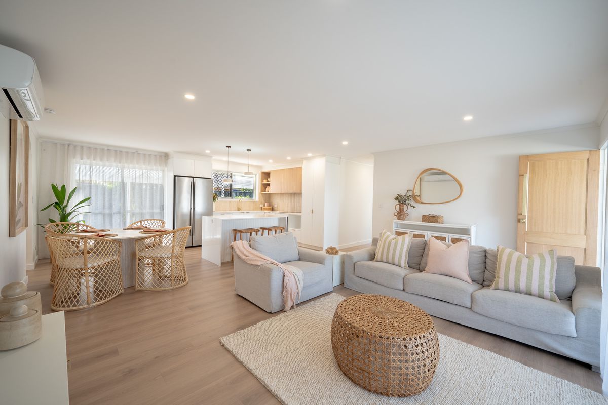 Beautifully renovated modern family home in the heart of Palm Beach !