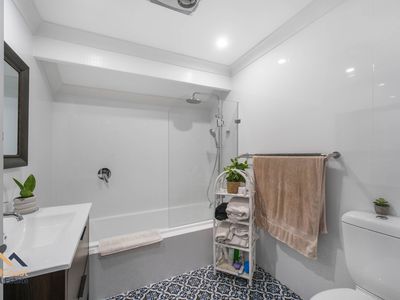 35 Hope Street, Red Head