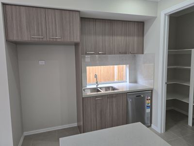 61 Sunlight Circuit, Lara