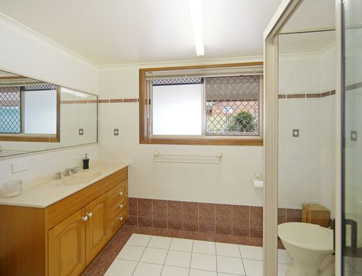 Impressive home in convenient location   *** UNFURNISHED *** image 6