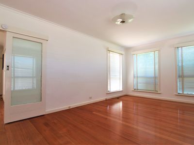 1 / 15 Essex Road, Mount Waverley