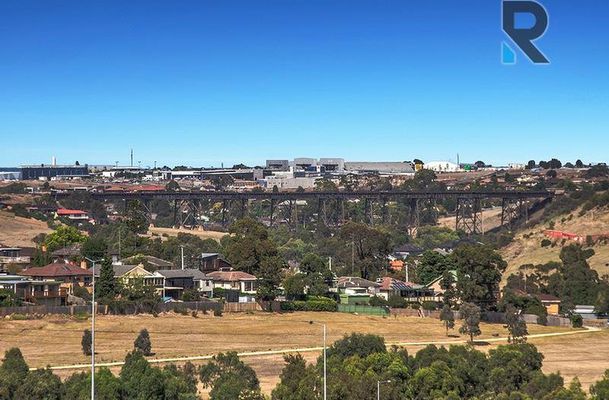 60 Sunset Boulevard, Jacana