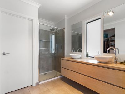 29 Swan Lake Drive, Sale