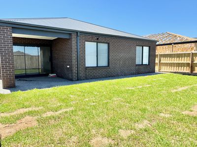 8 Interlaken Avenue, Manor Lakes