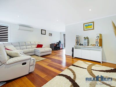 72 Oaktree Drive, Hampton Park