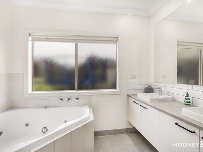 13 Weathertop Way, Cranbourne East
