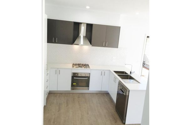 8 Gyrfalcon Way, Doreen