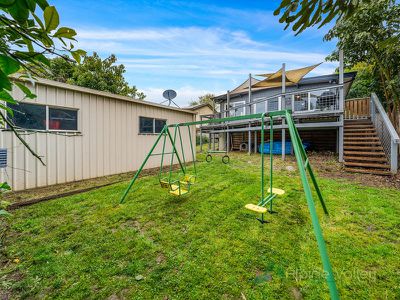 5 Coolumbooka Avenue, Tawonga South