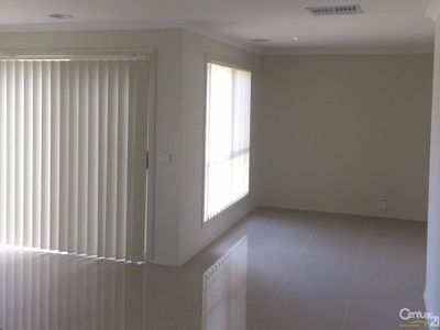 1 / 5 Lima Place, Pakenham