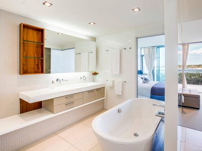 31104 / 2 Ephraim Island Parade, Paradise Point