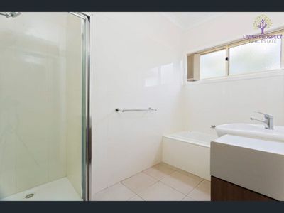 2 / 3 Buckingham Drive, Werribee