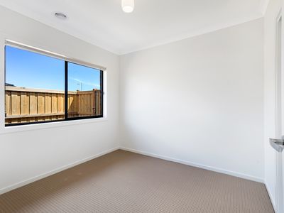 8 WREATH DRIVE, Tarneit