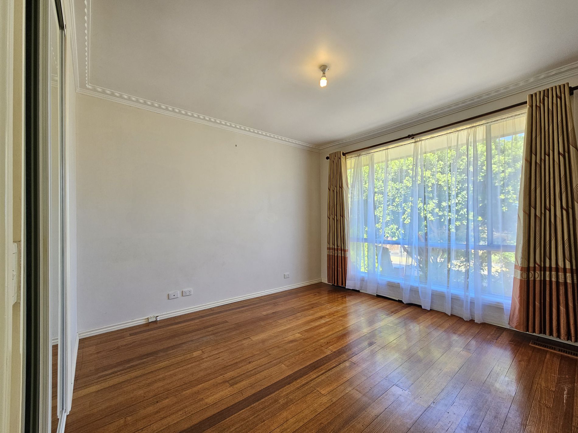 8 Paynes Road, Mount Waverley