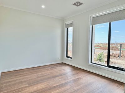 127 Plane Avenue, Mambourin