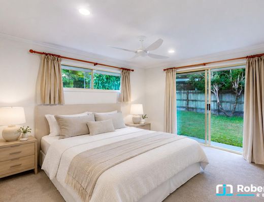 Spacious Family Living Opposite Tewantin Golf Course image 9