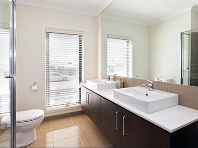 6 Sandridge Street, Leopold