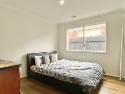 2 / 16 Starflower Way, Truganina