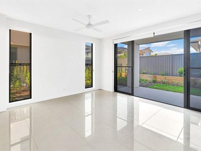 16 / 37 Sickle Avenue, Hope Island