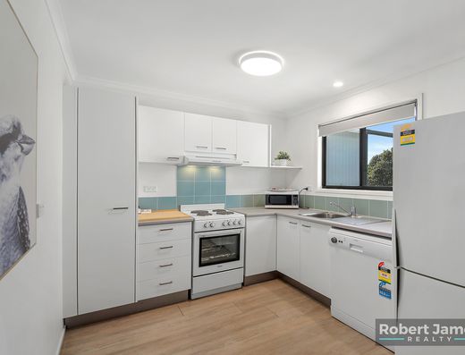  DUAL KEY APARTMENT - PREMIUM POSITION - WATER ASPECT OF LAKE DOONELLA   image 11