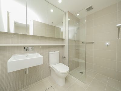 605 / 70 Queens Road, Melbourne
