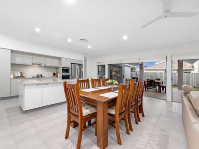 16 Macquarie Street, Wakerley