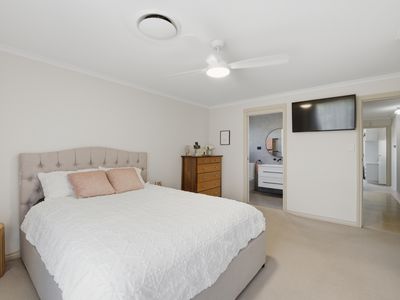 28 Holmes Crescent, Griffith