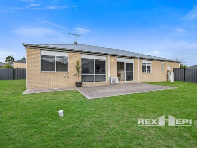 8 Camolina Way, Clyde North